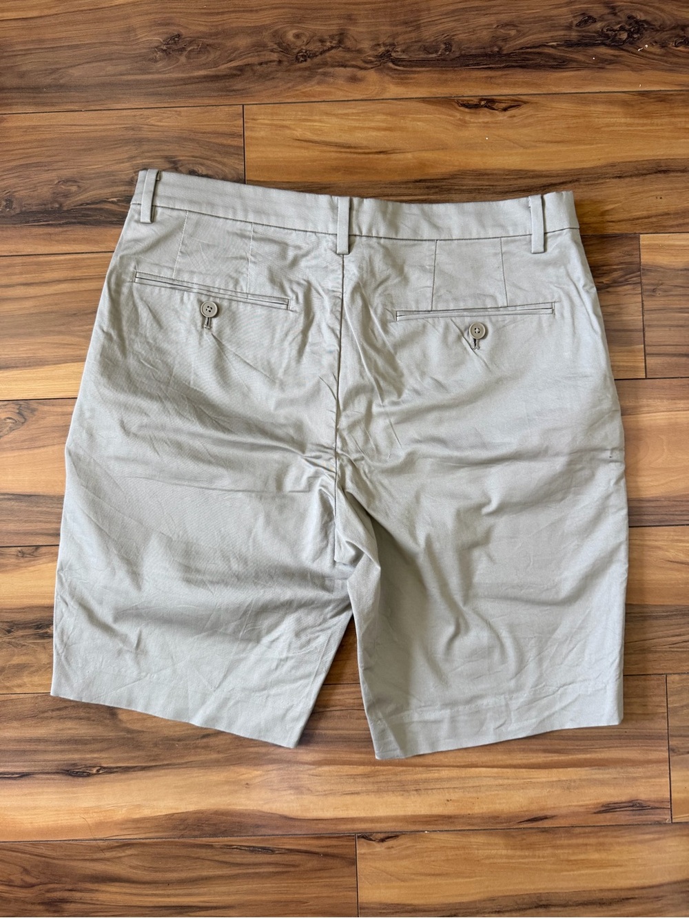 Uniqlo Men's Classic Chino Shorts in Light Khaki - Picture 3 of 8